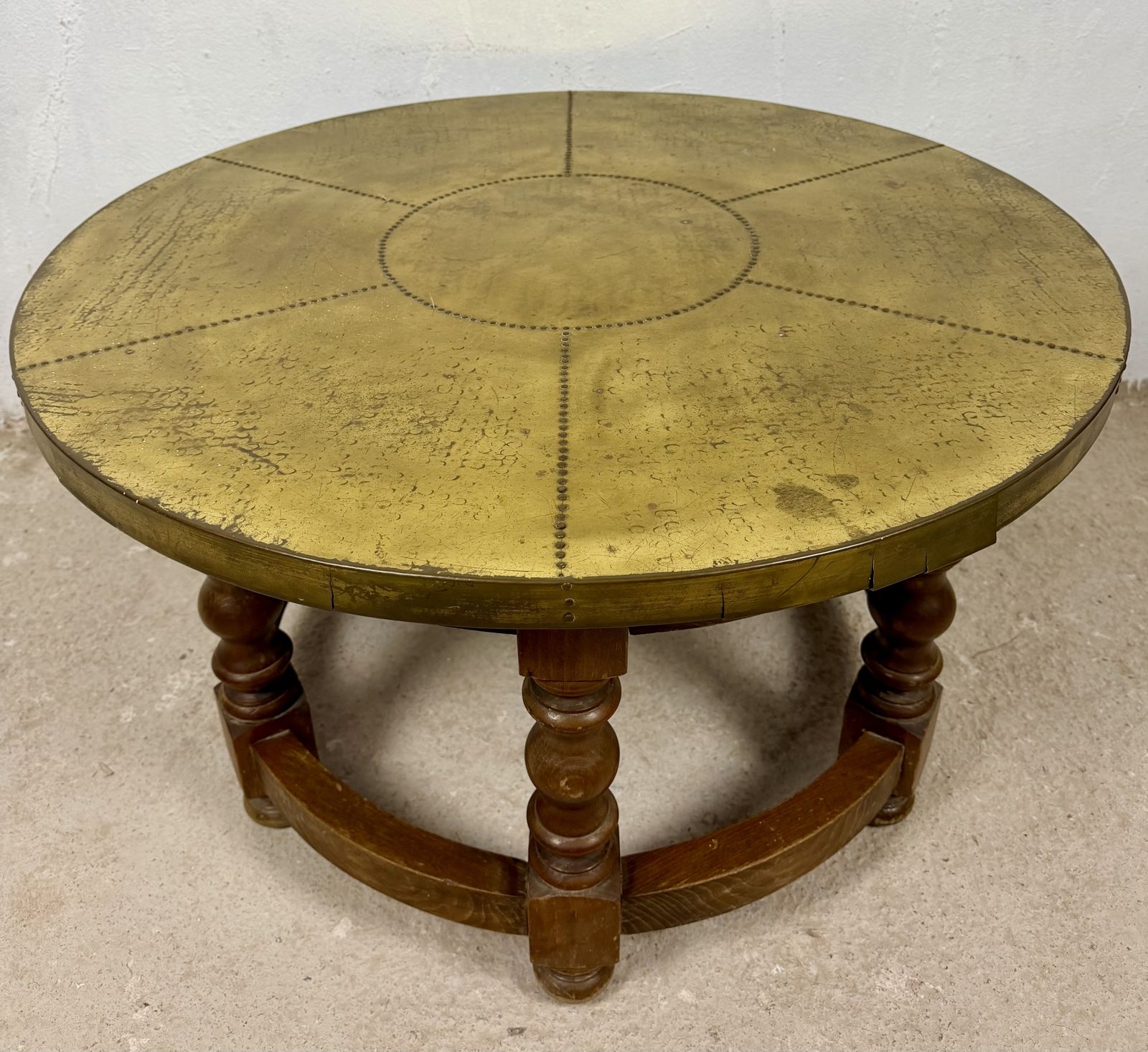 photo furniture Spaanse salontafel met messing tafelblad, midden 20e eeuw