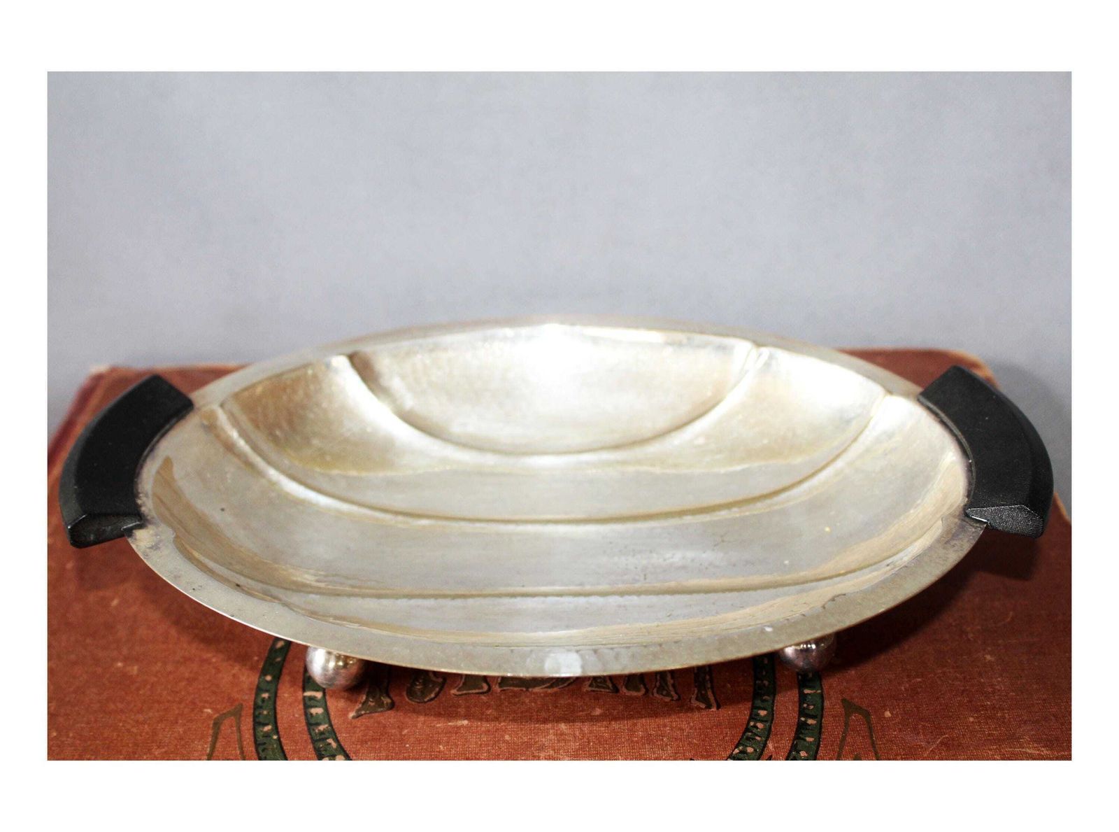 Art Deco Verzilverde Gehamerde Schaal, Duits Hoka Weissmetall Mit Feinsilberauflage, Duitsland, Bolpootjes, Centerpiece, Sieradenschaal