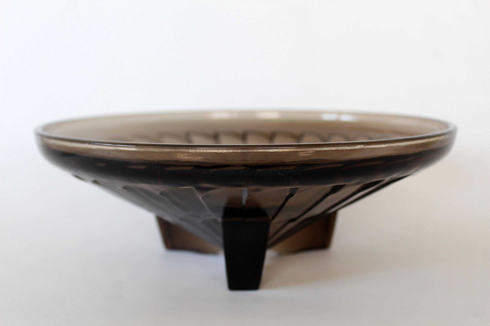 photo vinterior Grand bol en verre fumé brun Art déco français, vers les années 1930, verre pressé, coupe à fruits, pièce centrale, motif géométrique, motif de plumes