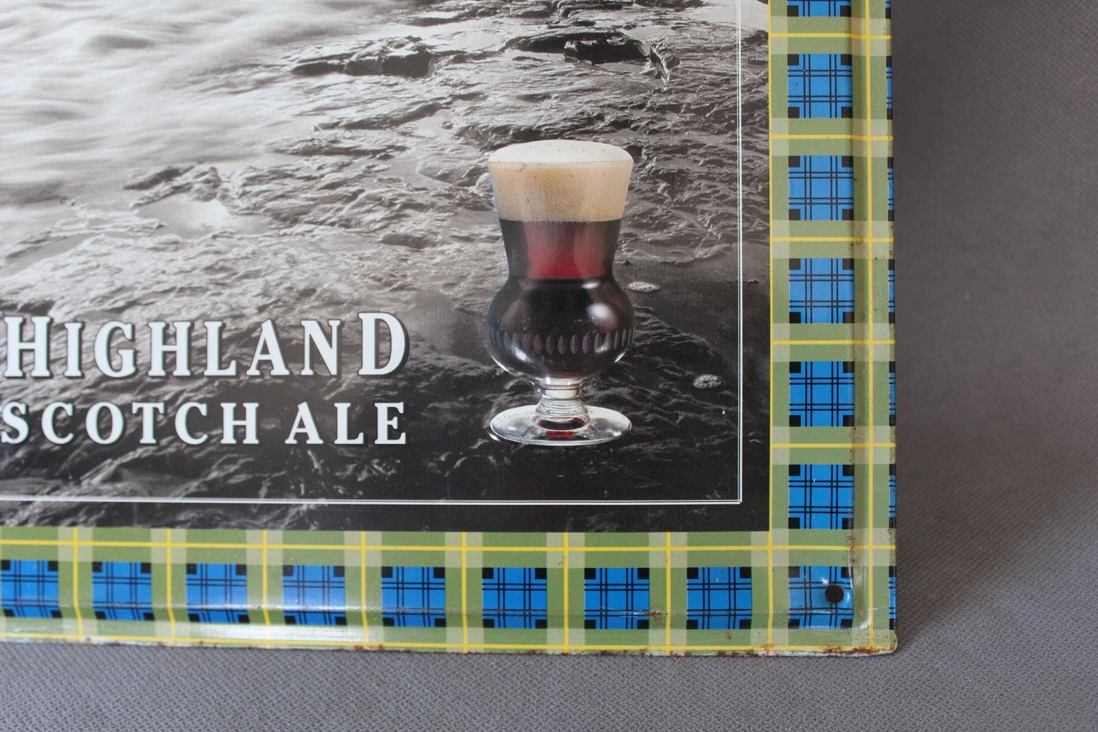 Groot vintage reclamebord van geperst metaal, Gordon Highland Scotch Ale, 44 cm hoog, Bamburg Castle, Schotse tartan, pub tavern beer photo Kunst