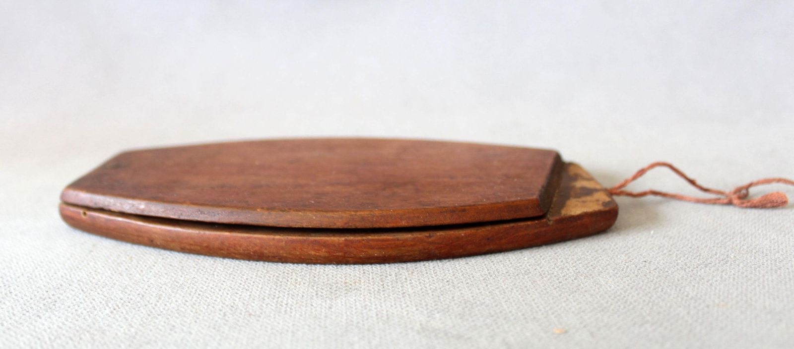 photo for sale Miroir pliant militaire français d'époque en bois, miroir de voyage, miroir de poche, couvercle pivotant, miroir de toilette portable, Poilu, taches sur le miroir.