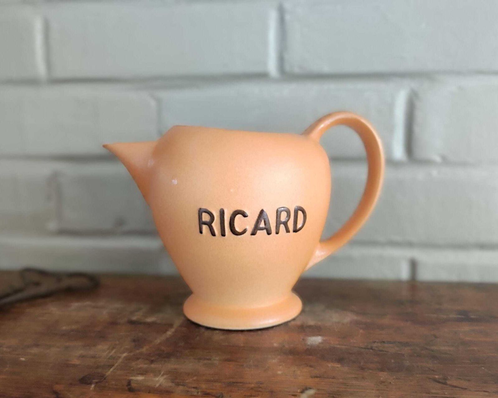 Pichet à eau en grès Ricard, marque française de pastis