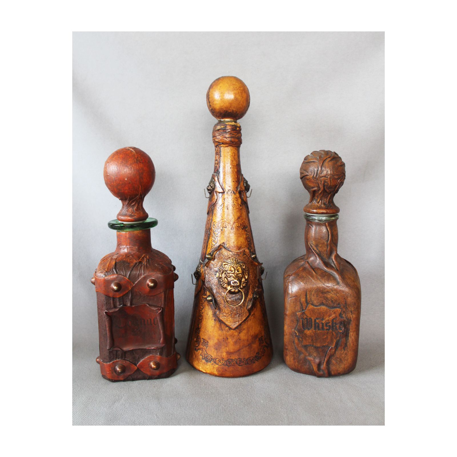 Set van 3 vintage Italiaanse leren beklede glazen karaffen, Italy Wrapped Bottle, Whisky Cognac, leeuwenkop, handversierd, haken, stop
