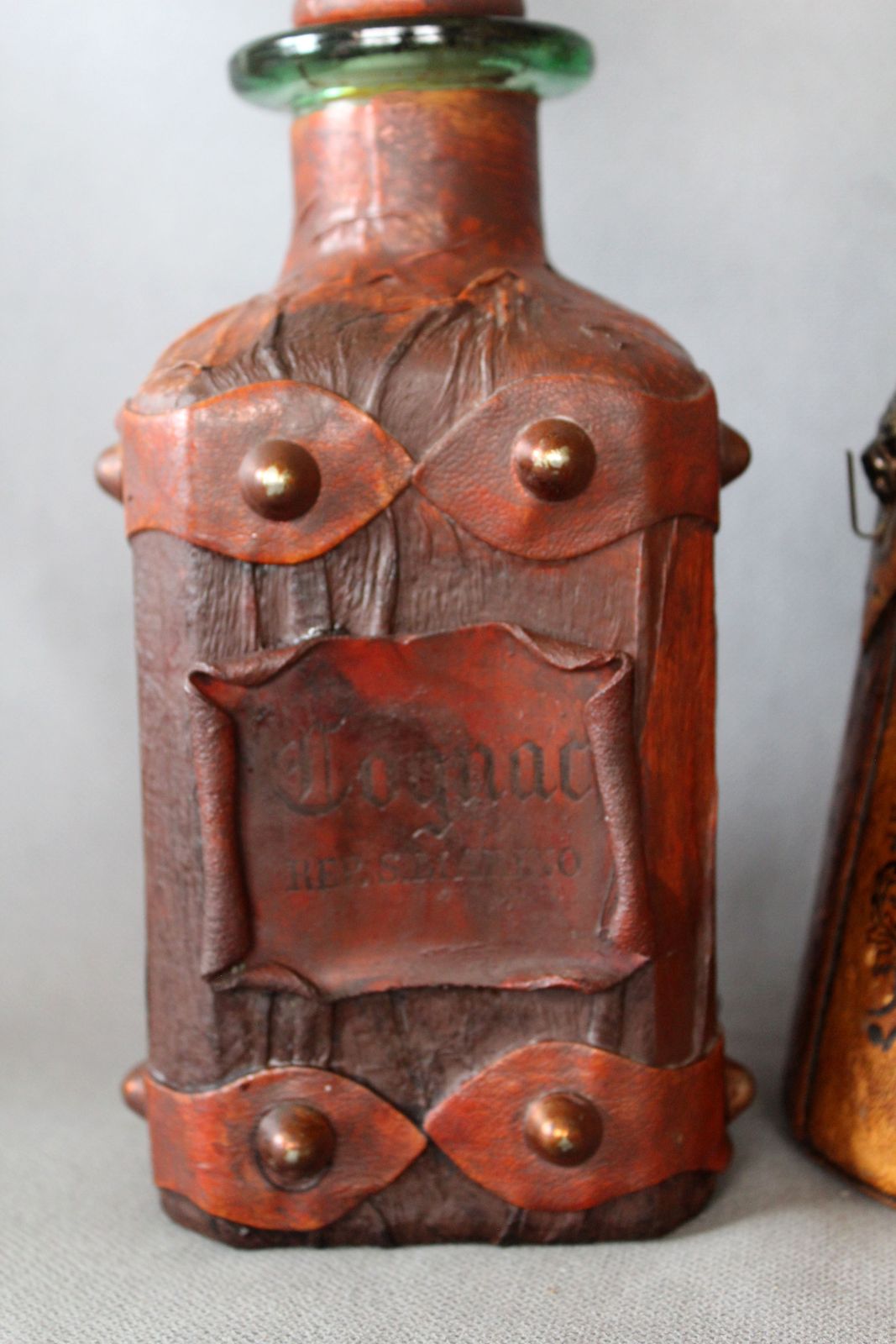 Set van 3 vintage Italiaanse leren beklede glazen karaffen, Italy Wrapped Bottle, Whisky Cognac, leeuwenkop, handversierd, haken, stop photo for sale