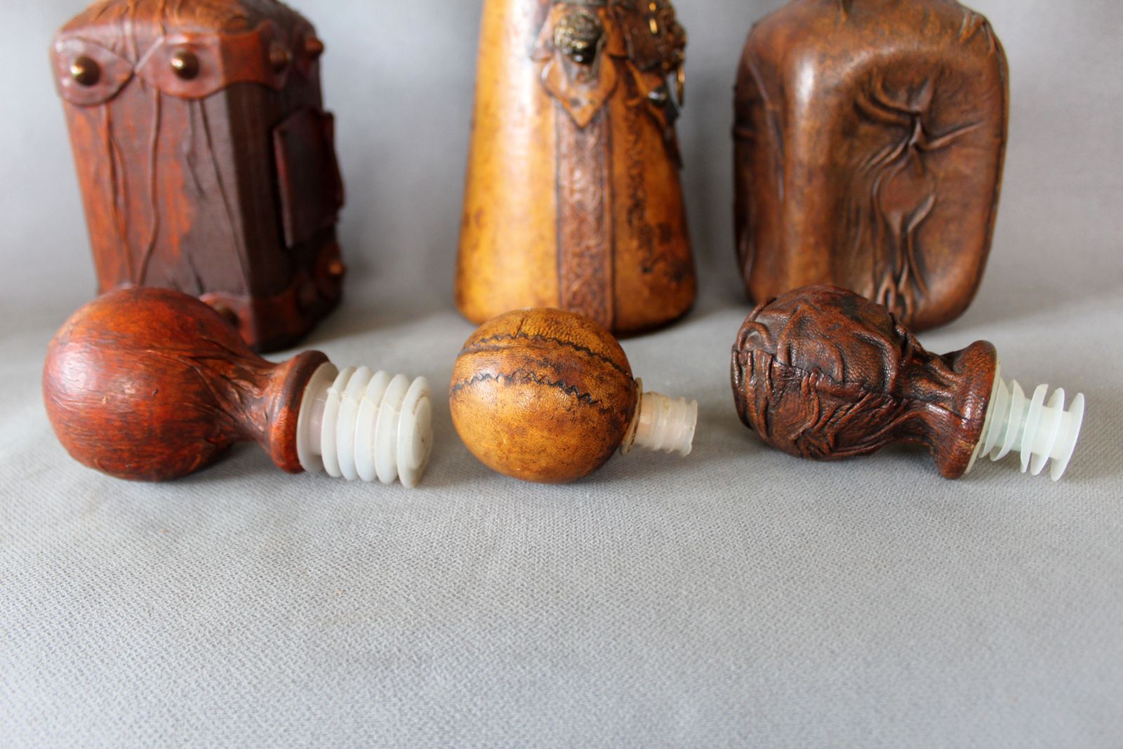 81.0 Set van 3 vintage Italiaanse leren beklede glazen karaffen, Italy Wrapped Bottle, Whisky Cognac, leeuwenkop, handversierd, haken, stop photo