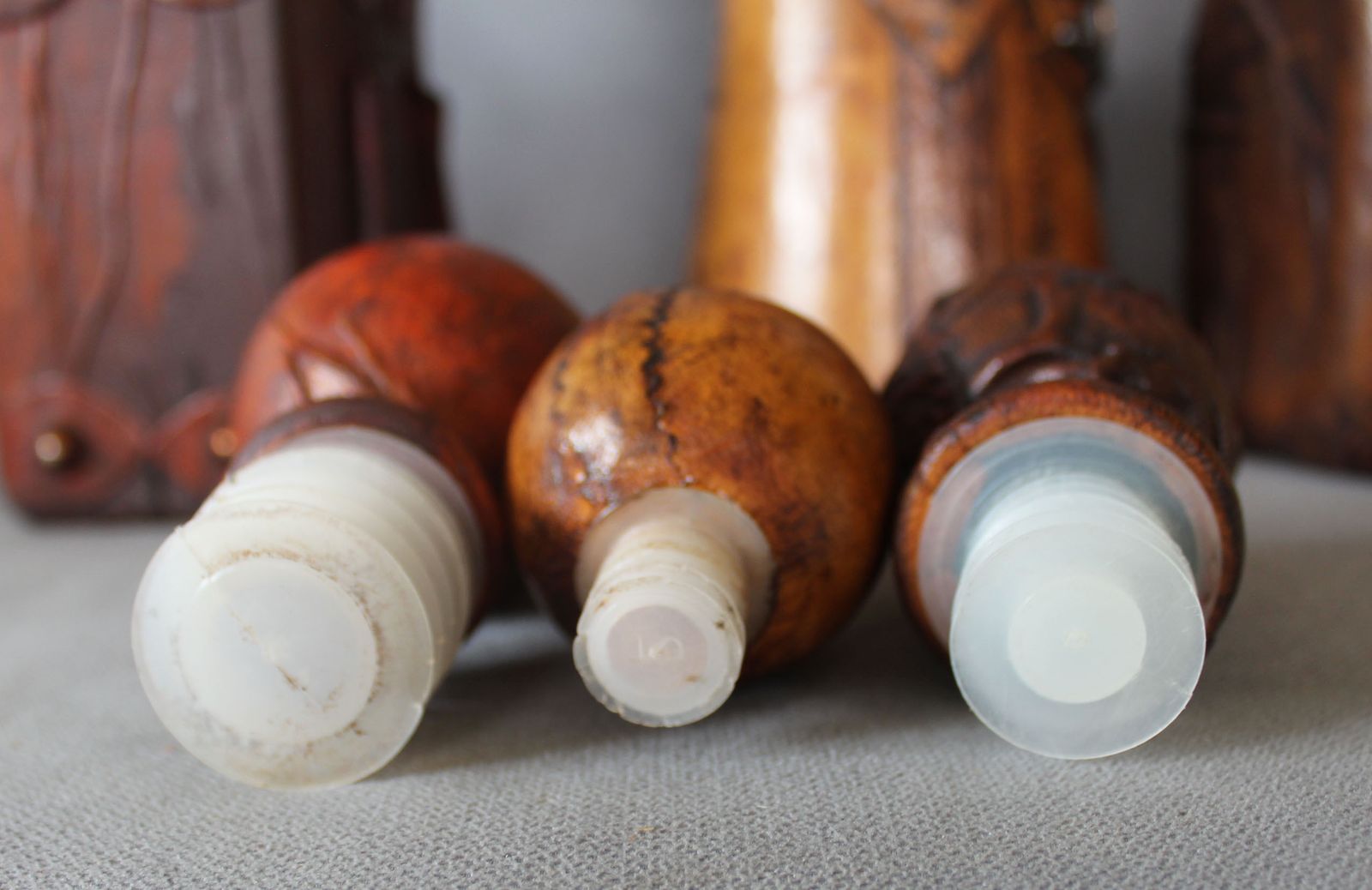 photo vinterior Set van 3 vintage Italiaanse leren beklede glazen karaffen, Italy Wrapped Bottle, Whisky Cognac, leeuwenkop, handversierd, haken, stop