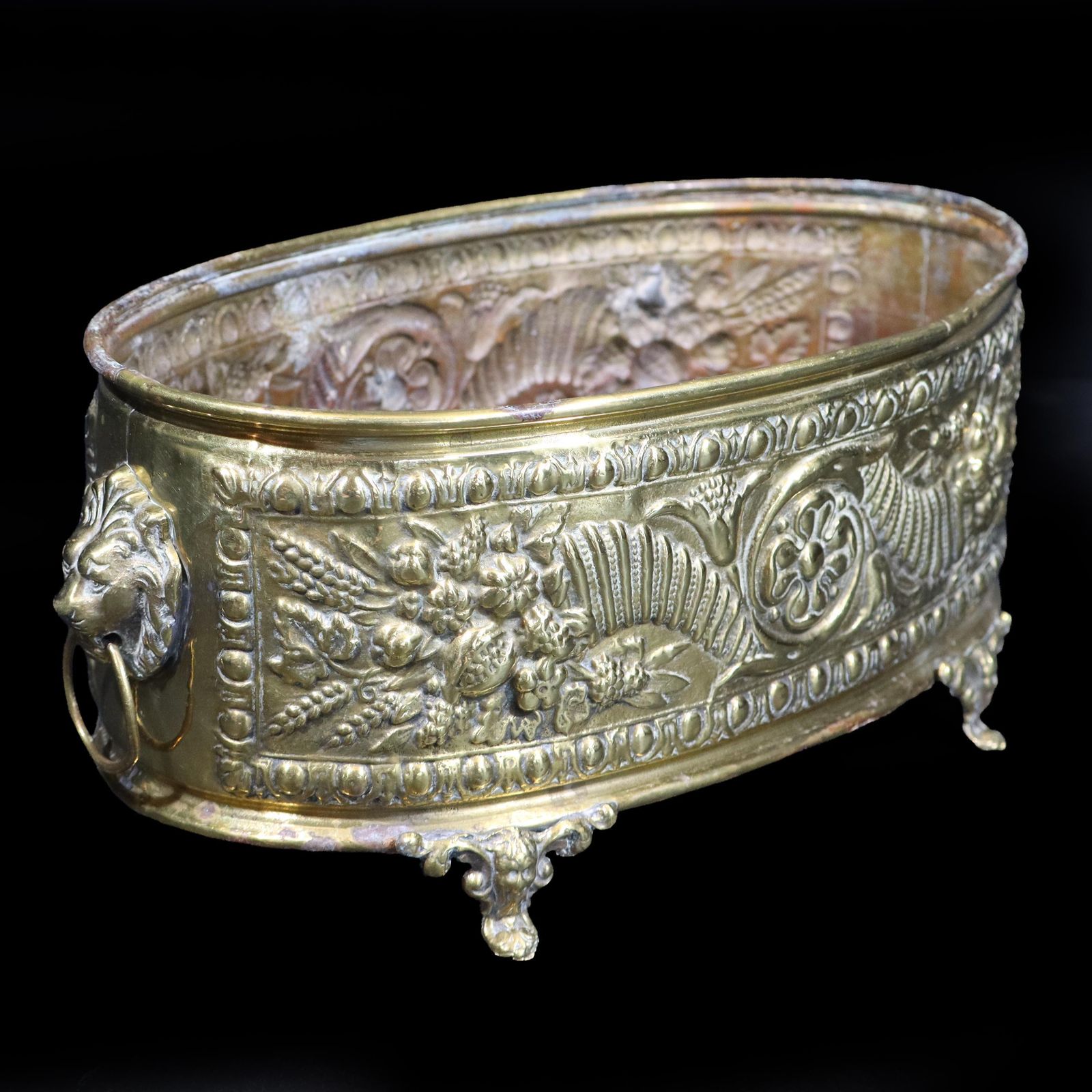 Jardinière d'époque française en laiton repoussé à masques de lions, style Napoléon III, XIXe siècle photo vinterior