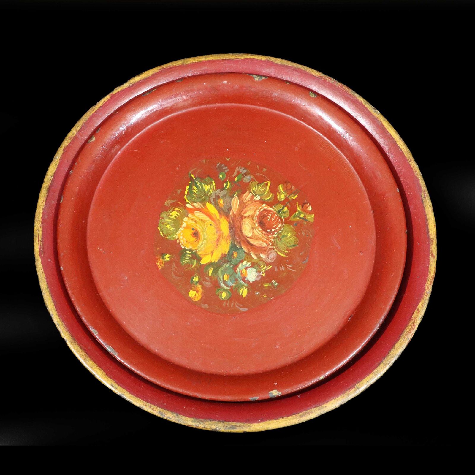 Plateaux ronds en tôle Napoleon III, lot de 2, rouge et or, motifs floraux, d'époque photo furniture