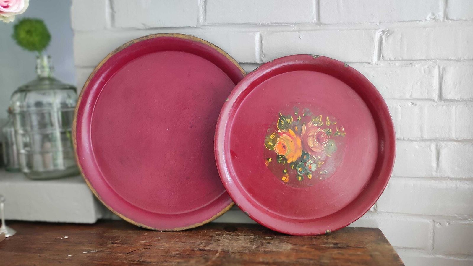Plateaux ronds en tôle Napoleon III, lot de 2, rouge et or, motifs floraux, d'époque photo 349.0
