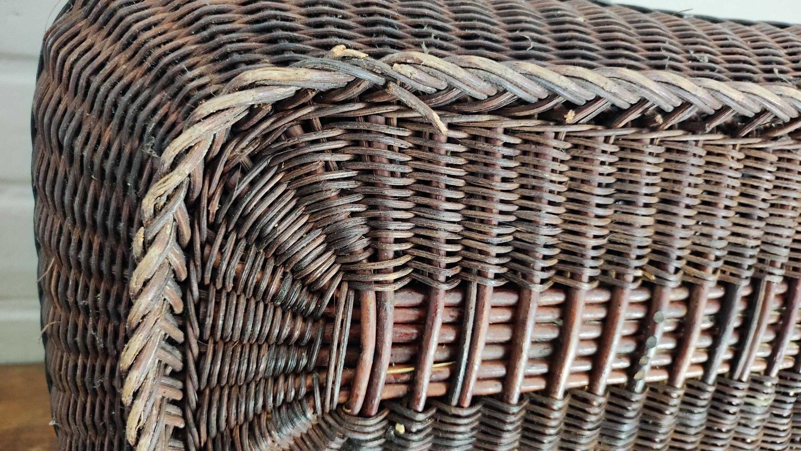 photo buy Antieke Franse donkere gevlochten rieten boerenmandje met handvatten