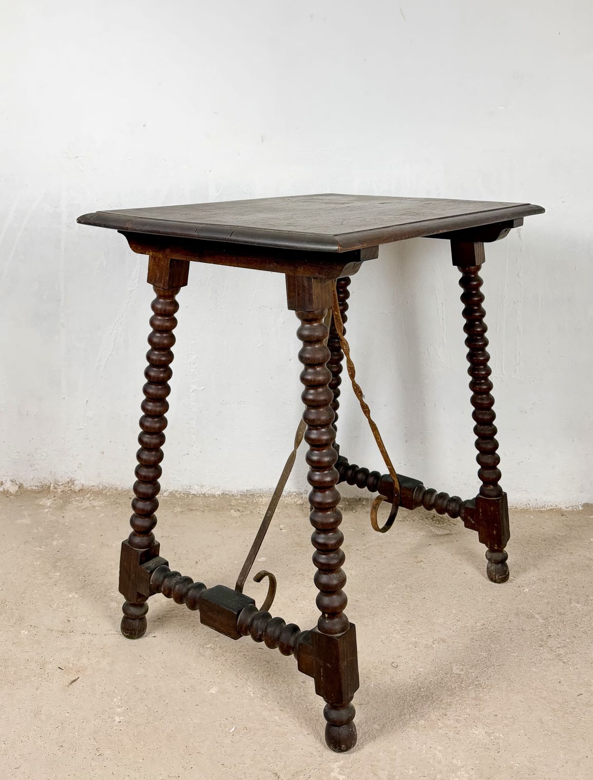Spaanse bijzettafel met gedraaide poten en smeedijzeren verbindingsstangen, jaren 1930 photo vinterior