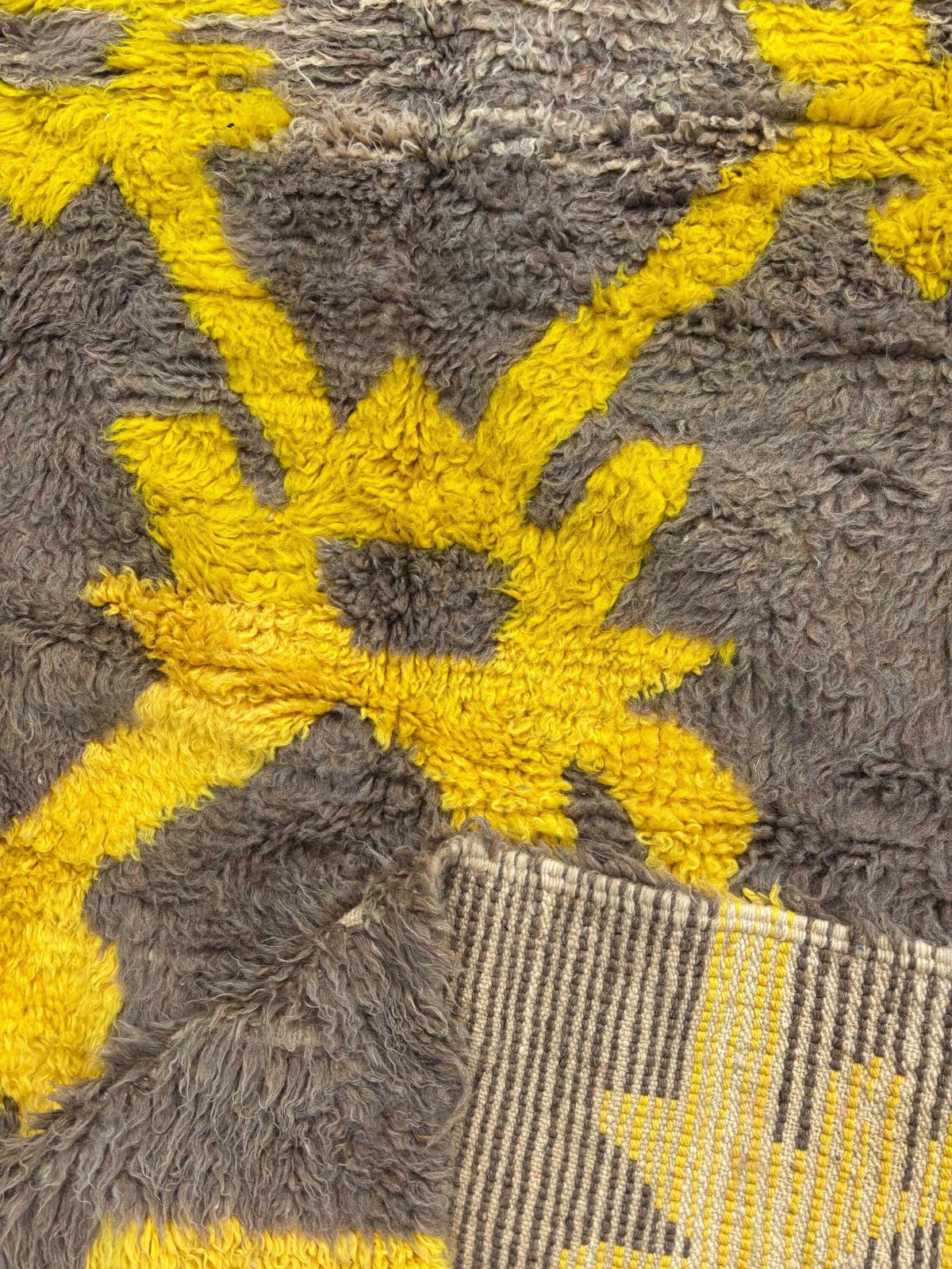 Tapis marocain Mrirt moderne 200x300 cm, tapis en laine géométrique jaune, tapis berbère fait main, tapis à poils longs de luxe, décor abstrait contemporain photo for sale