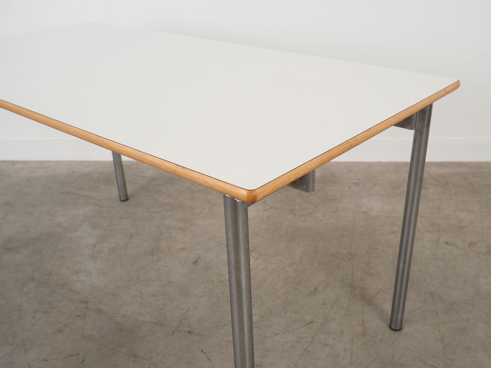 Gelamineerde tafel, Deens design, 2000, geproduceerd door Randers Møbelfabrik photo vinterior