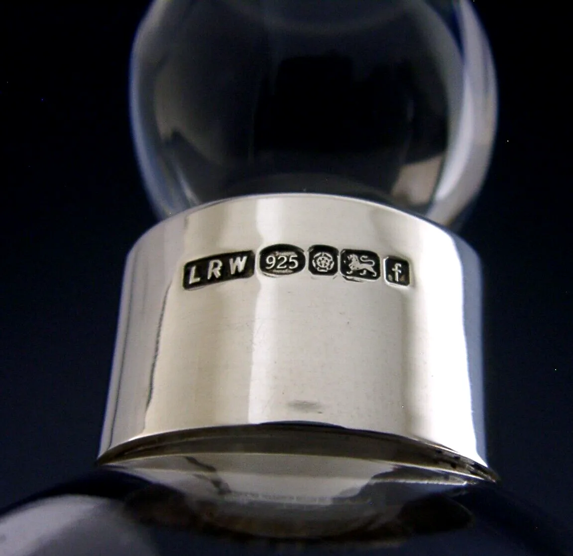 Flacon de parfum anglais en argent massif sterling et verre cristal, pour coiffeuse, 2005 photo 72.0