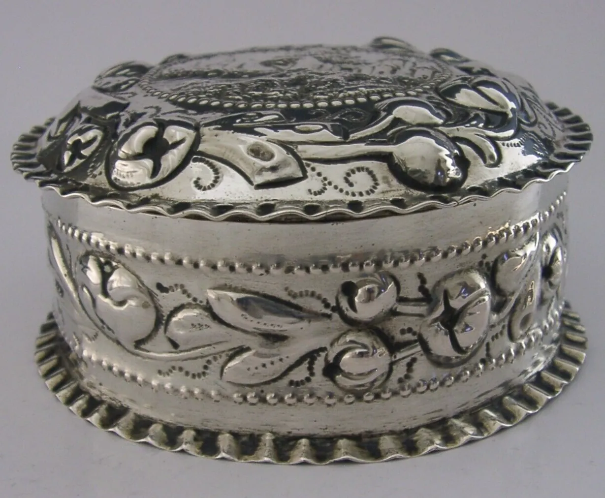 Grande boîte de table en argent massif à décor de châteaux, 196 g, d'époque, vers 1900 photo Décoration