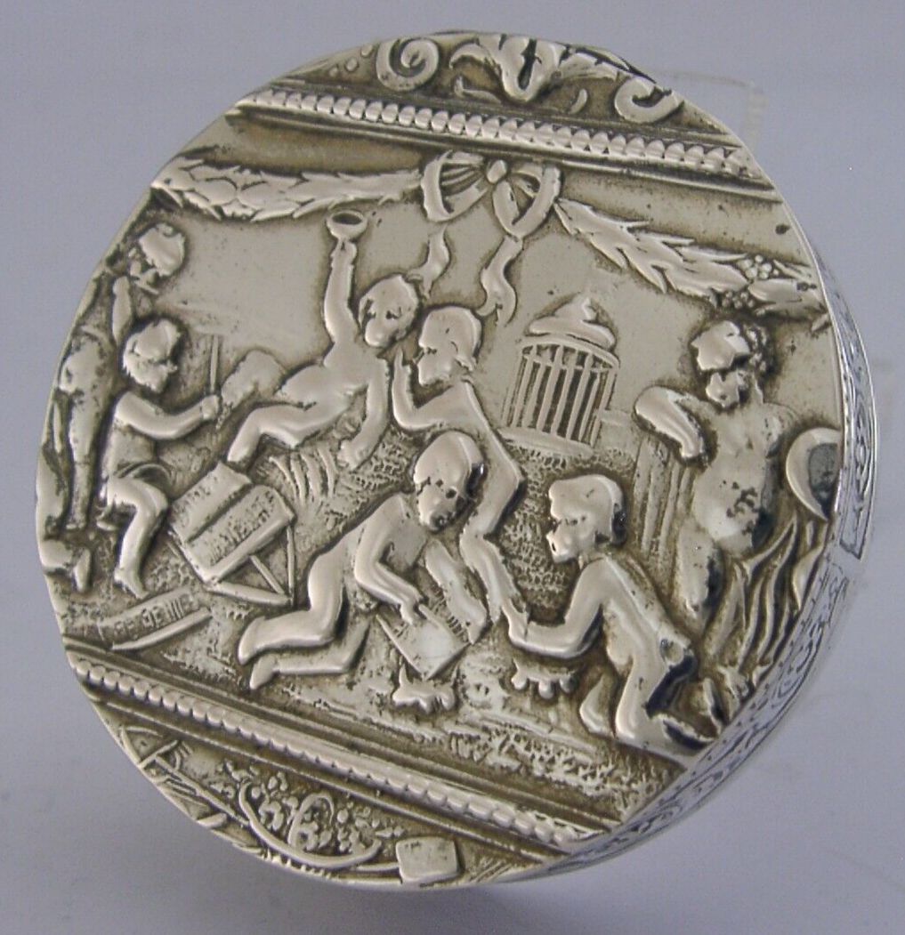 Boîte figurative d'époque en argent massif allemand, scènes de chérubins, vers 1900 photo for sale