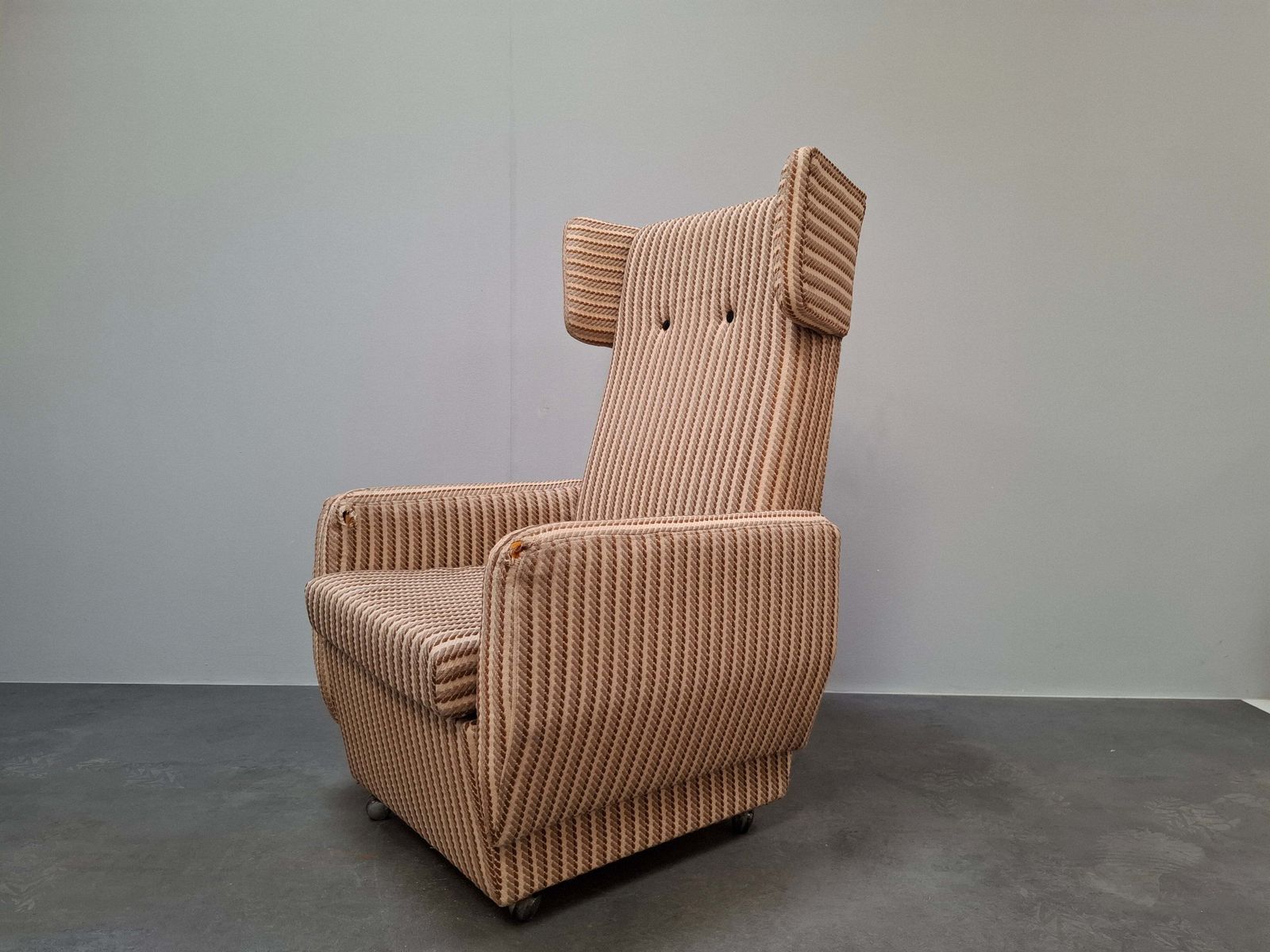 Fauteuil lounge mid-century modern à oreilles sur roulettes, revêtement vintage photo vinterior