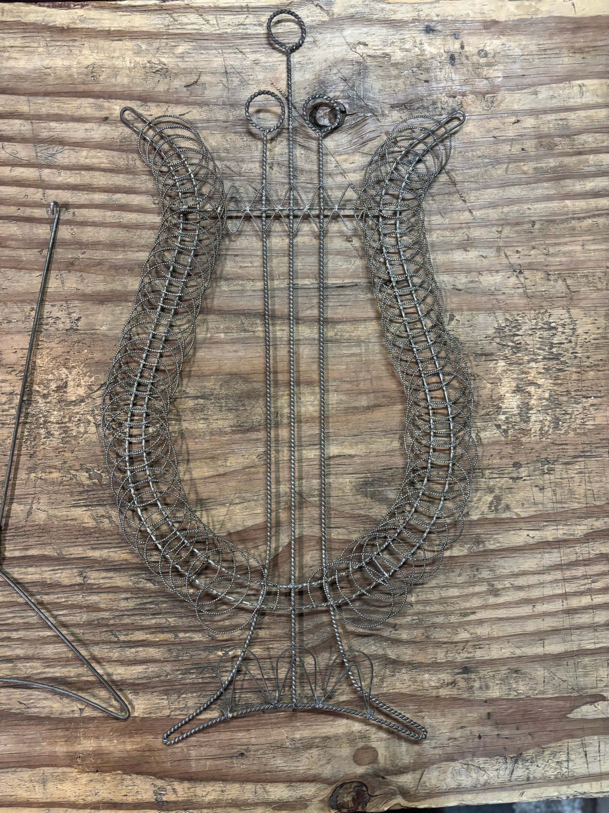 Antiek draadsculptuur ornamenteel standaard photo buy