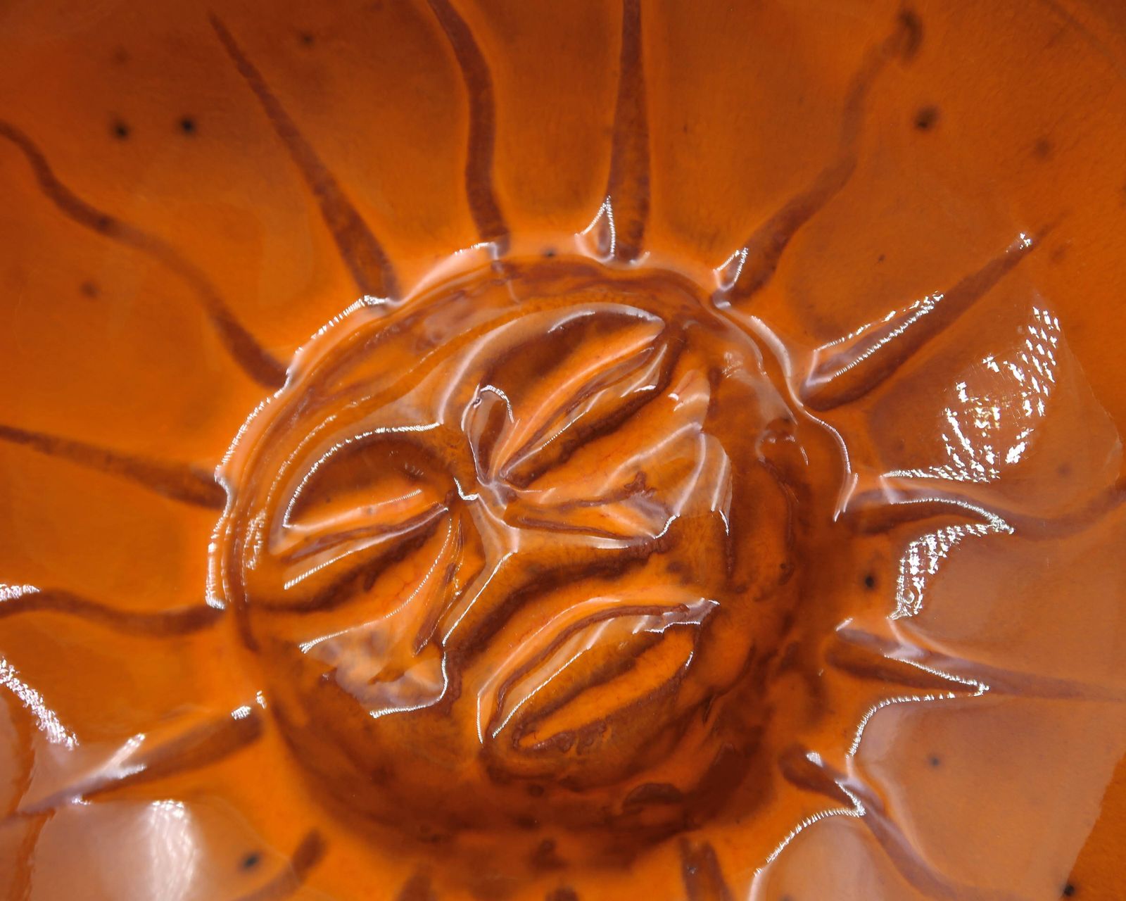 Vide-poche en céramique mexicaine orange et noir, motif soleil à visage, années 1970 photo for sale