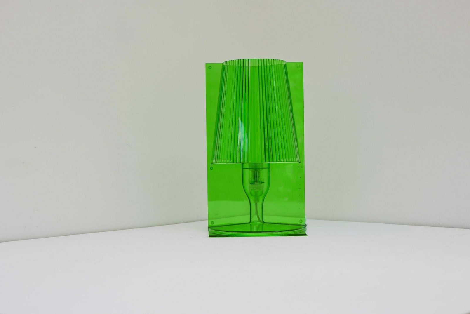 430.0 Lampe de table Kartell Take en polycarbonate transparent vert, par Ferruccio Laviani, 2003 photo