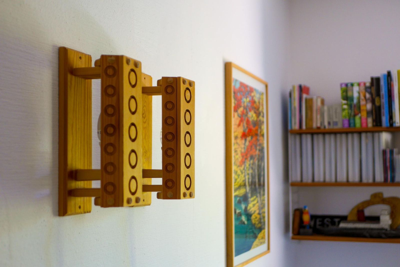 Appliques scandinaves modern, paire d'appliques murales mid-century modern en bois de pin photo vintage