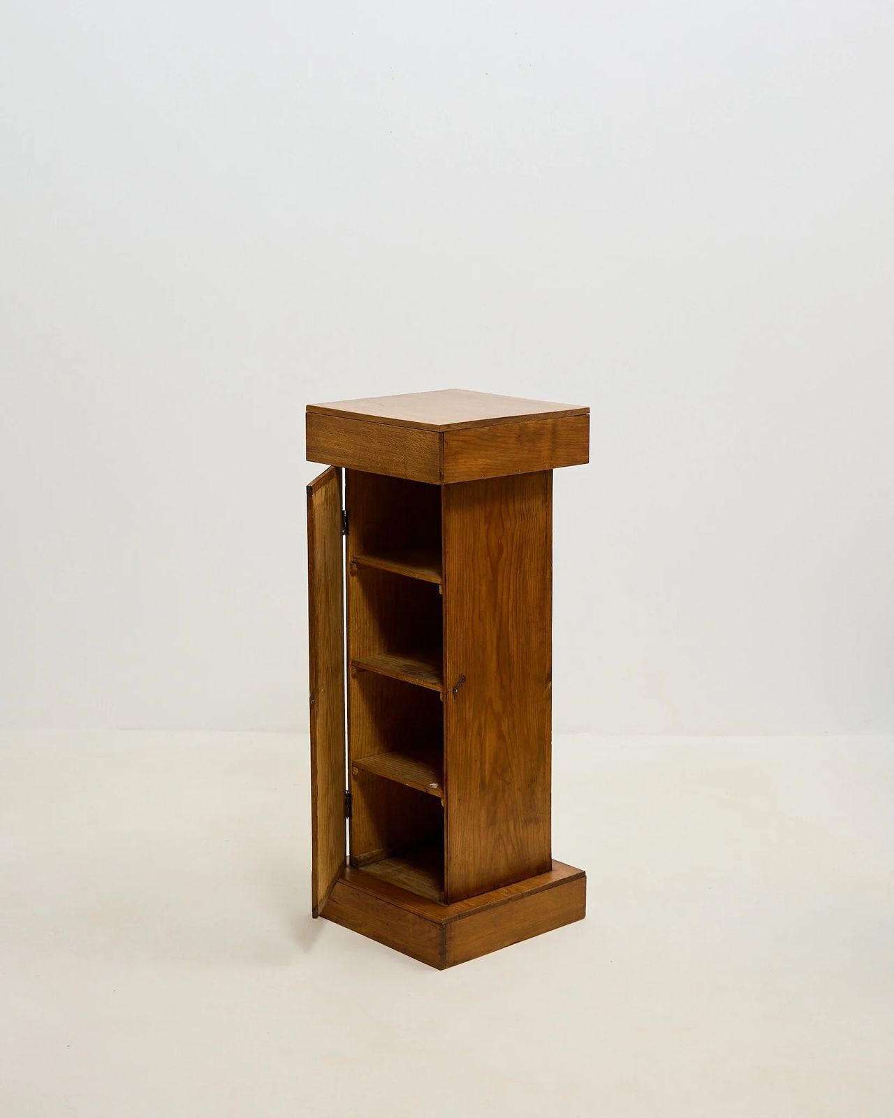 Sculptuurstandaard met verborgen opbergruimte, ca. jaren 1950, vintage photo furniture