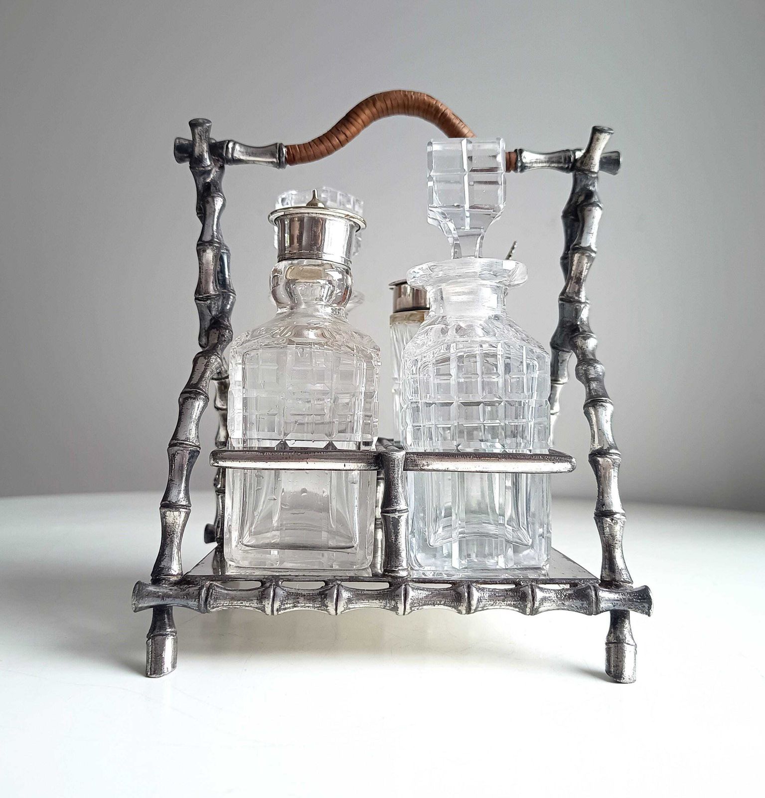Victoriaanse Belle Époque Japonisme Faux Bamboo Cruet Stand met geslepen kristallen condimentflesjes photo furniture