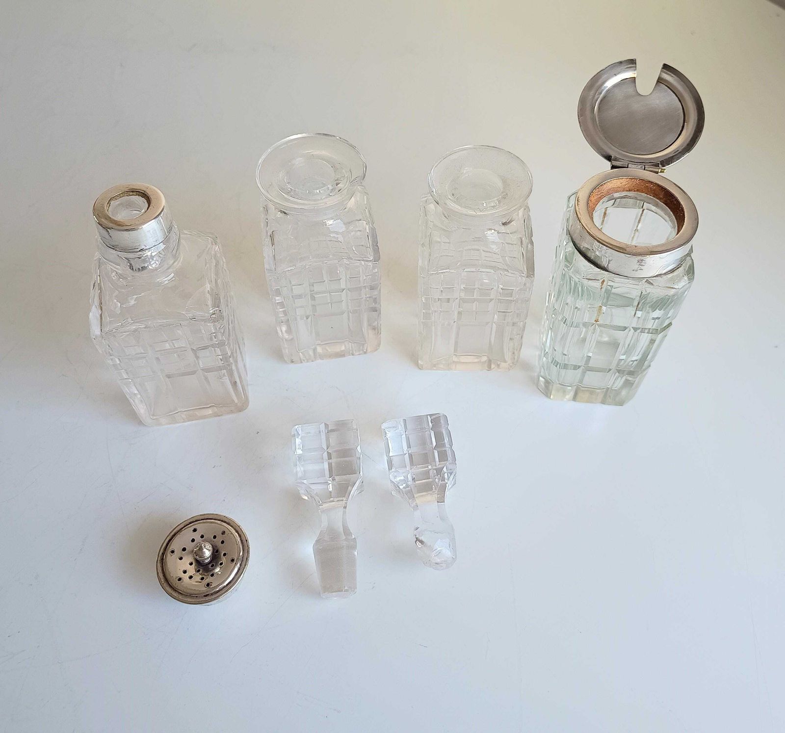 photo for sale Victoriaanse Belle Époque Japonisme Faux Bamboo Cruet Stand met geslepen kristallen condimentflesjes