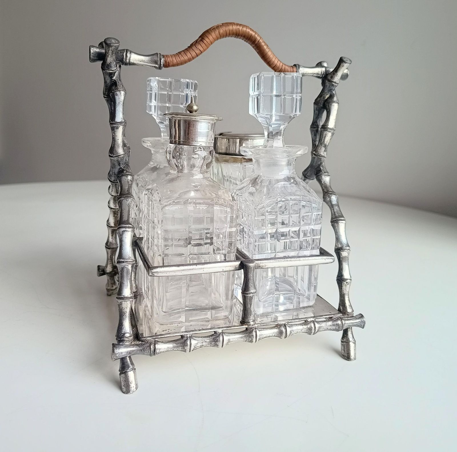 Woonaccessoires Victoriaanse Belle Époque Japonisme Faux Bamboo Cruet Stand met geslepen kristallen condimentflesjes photo