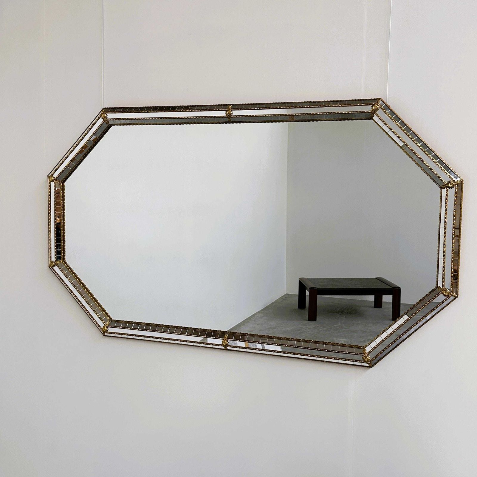 Grote Spaanse Vergulde Metalen Wandspiegel met Geslepen Mozaïekglas, Achthoekig, Hollywood Regency, jaren 1980. photo vinterior