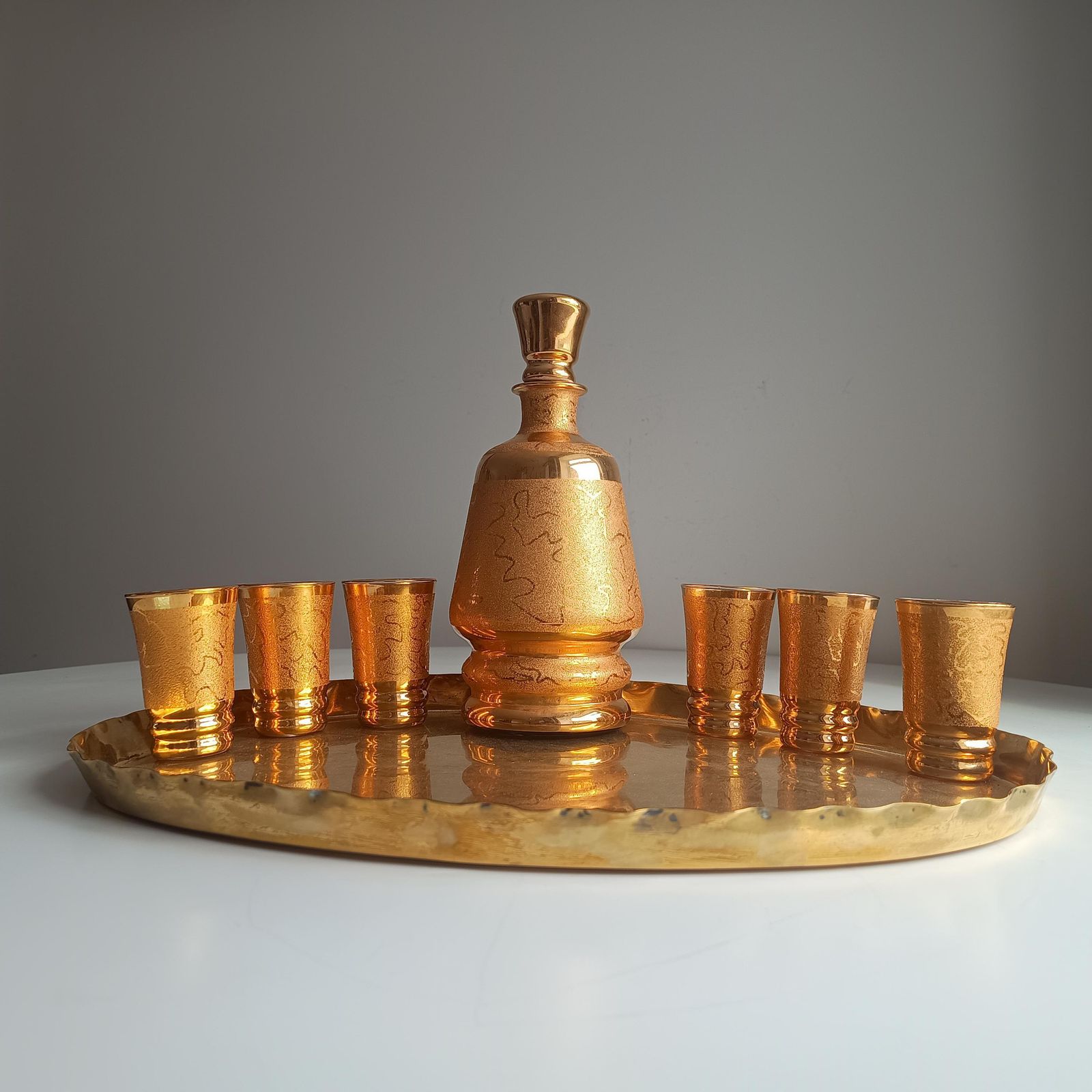 photo for sale Belgisch Laeken Cristal Mid Century Gouden Likeur Vodka Set 6 Shotglazen, Hollywood Regency