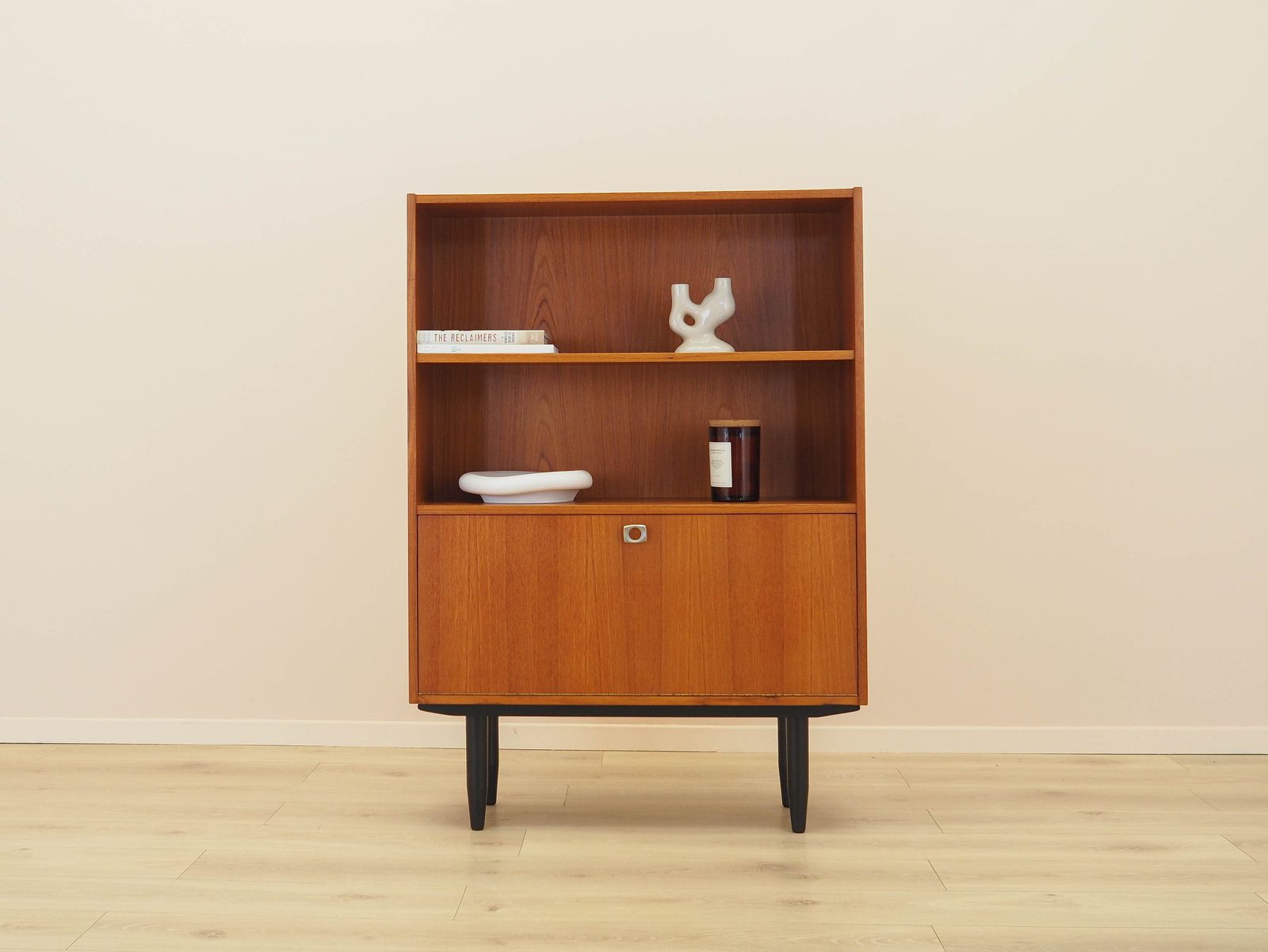 Deense teakfineer boekenkast met bar en verstelbare planken, jaren 1970. photo furniture