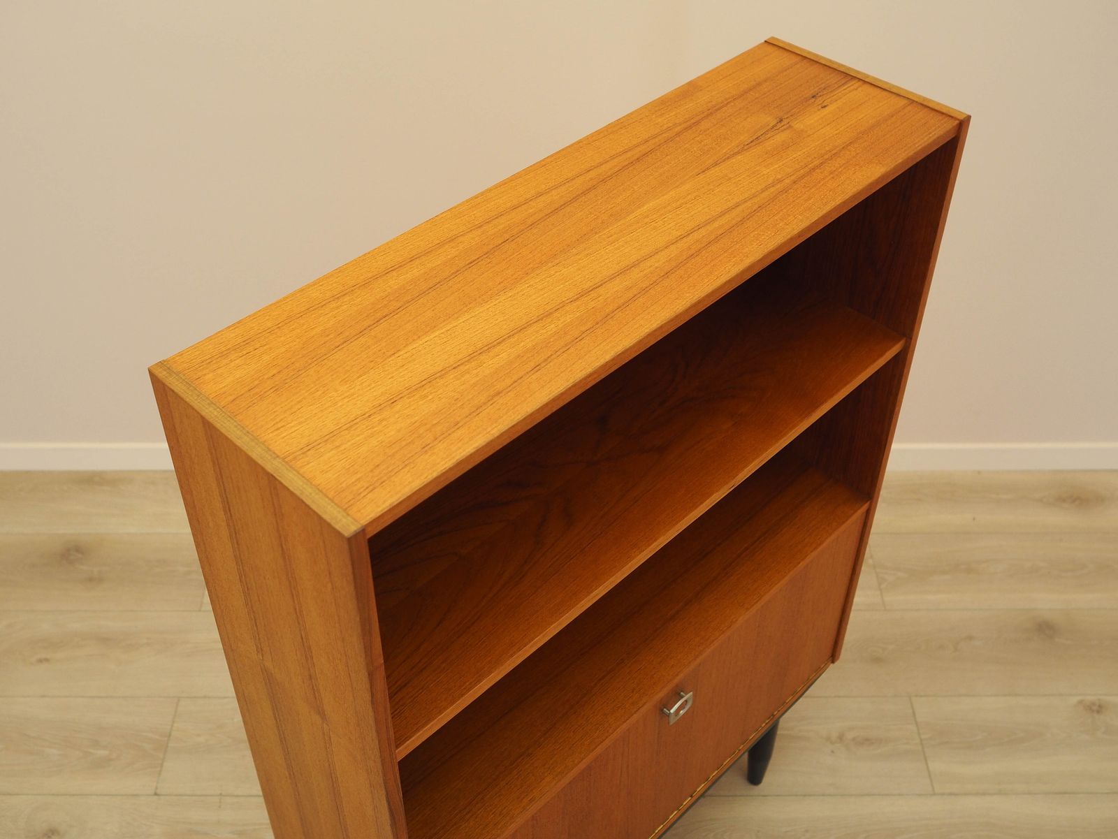 Deense teakfineer boekenkast met bar en verstelbare planken, jaren 1970. photo vinterior