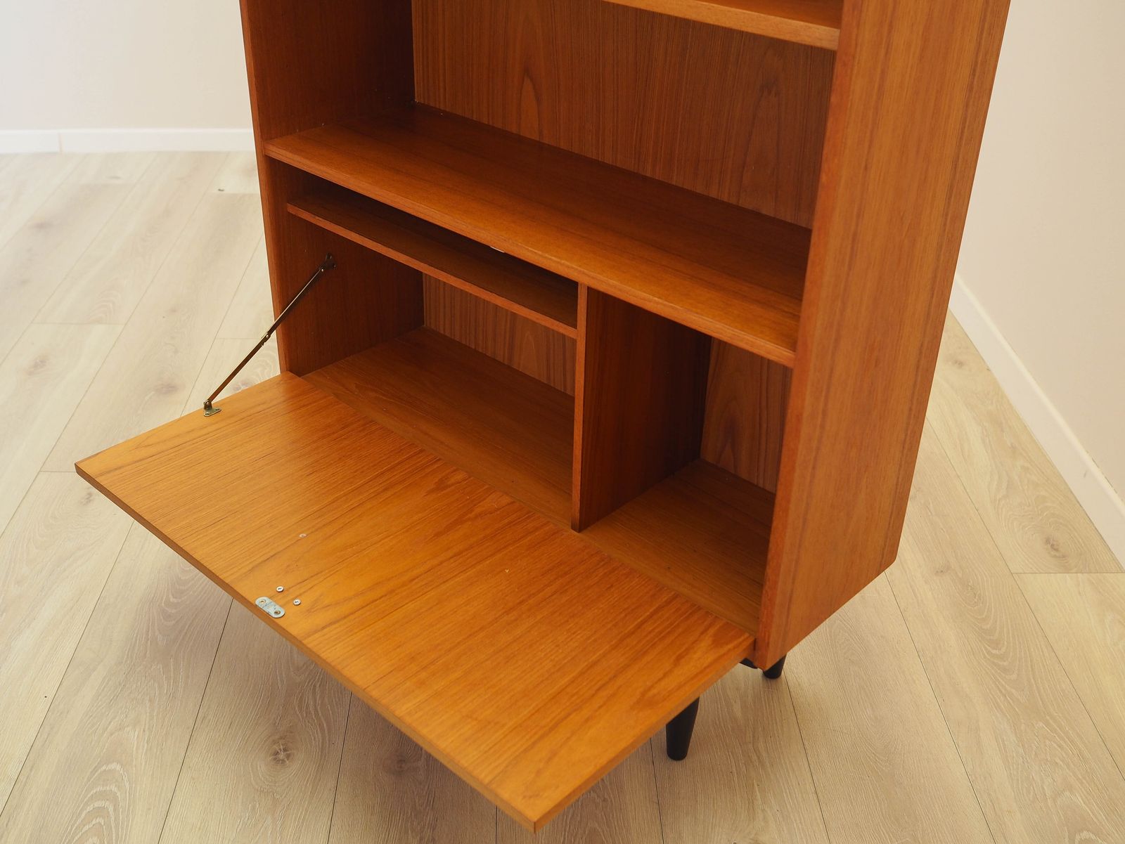 Deense teakfineer boekenkast met bar en verstelbare planken, jaren 1970. photo vintage