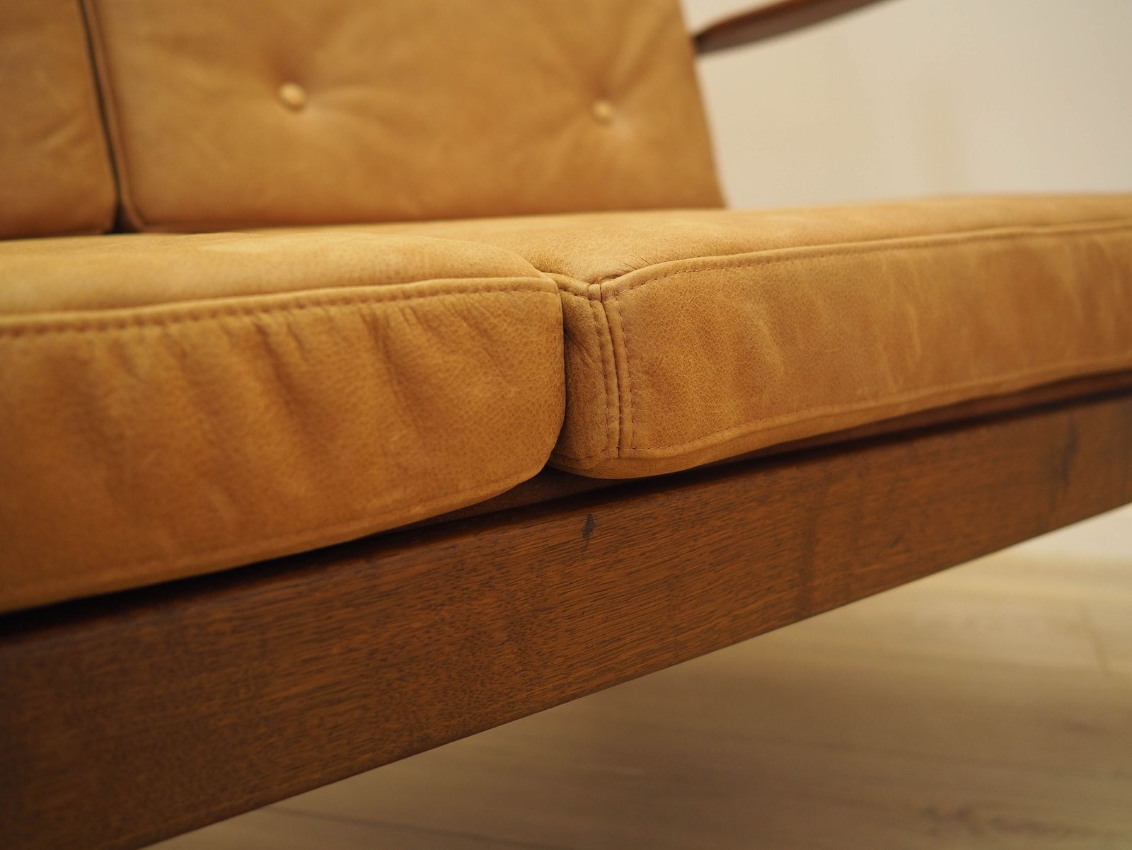 Mobilier Canapé danois 2 places en chêne massif huilé, revêtement en cuir naturel, années 1960. photo