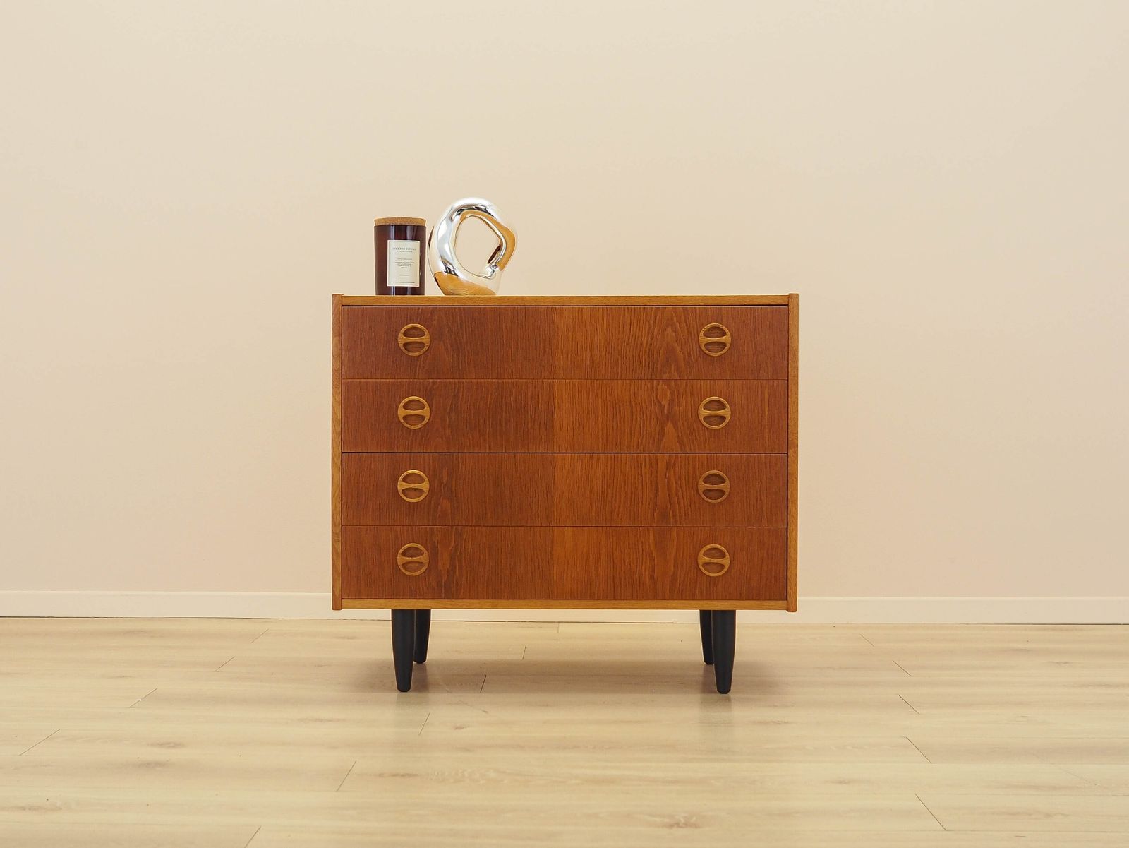 Deense Ladekast Ca. Jaren 1970 in Es met Ronde Handgrepen en Zwarte Poten photo furniture