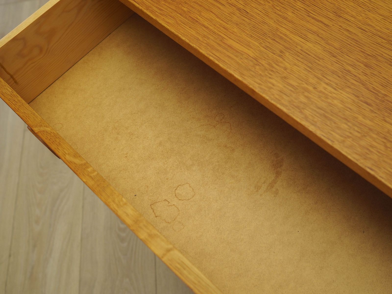 713.0 Commode danoise en placage de frêne, années 1970, poignées rondes et pieds noirs photo