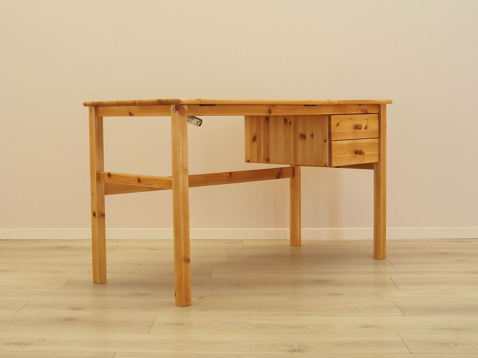 photo for sale Deens Bureau van Massief Grenenhout met Verstelbaar Blad en Lades, ca. jaren 1990.