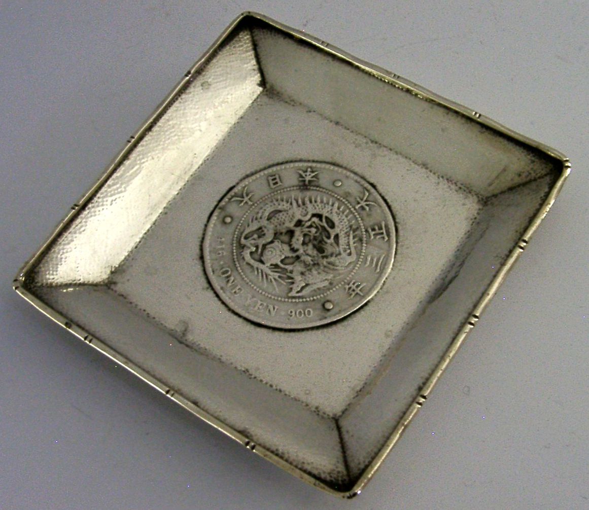Zeldzame Chinese export sterling zilveren schaal met Japanse één yen munt, antiek, ca. 1910 photo furniture