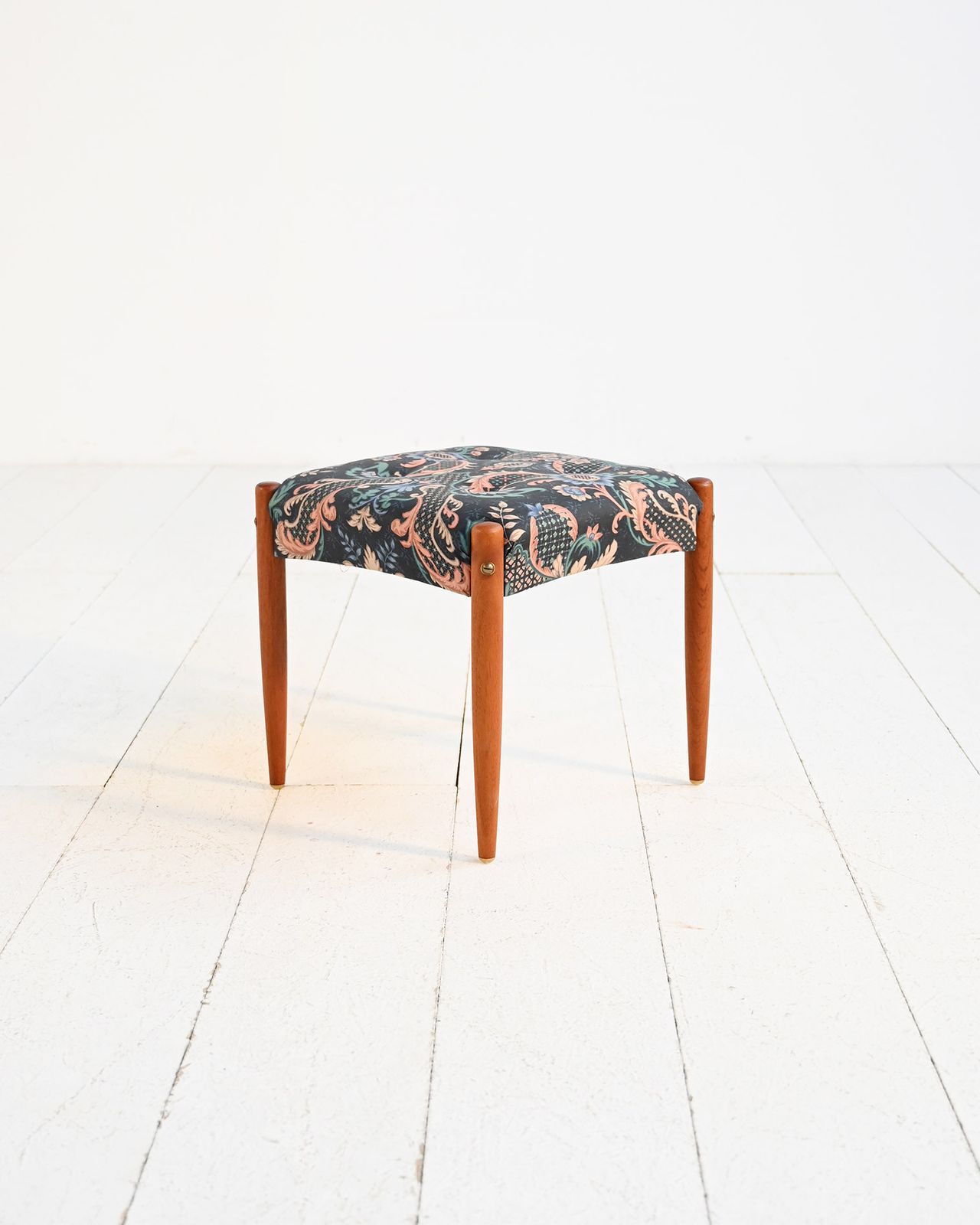 Scandinavische teakhouten kruk met gestoffeerde zitting, ca. jaren 1960/1970 photo for sale