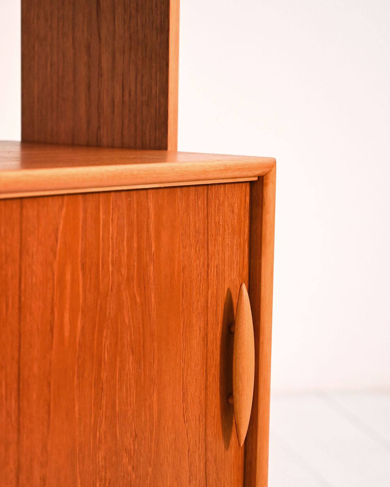 photo furniture Bibliothèque scandinave en teck à portes coulissantes, années 1950/60