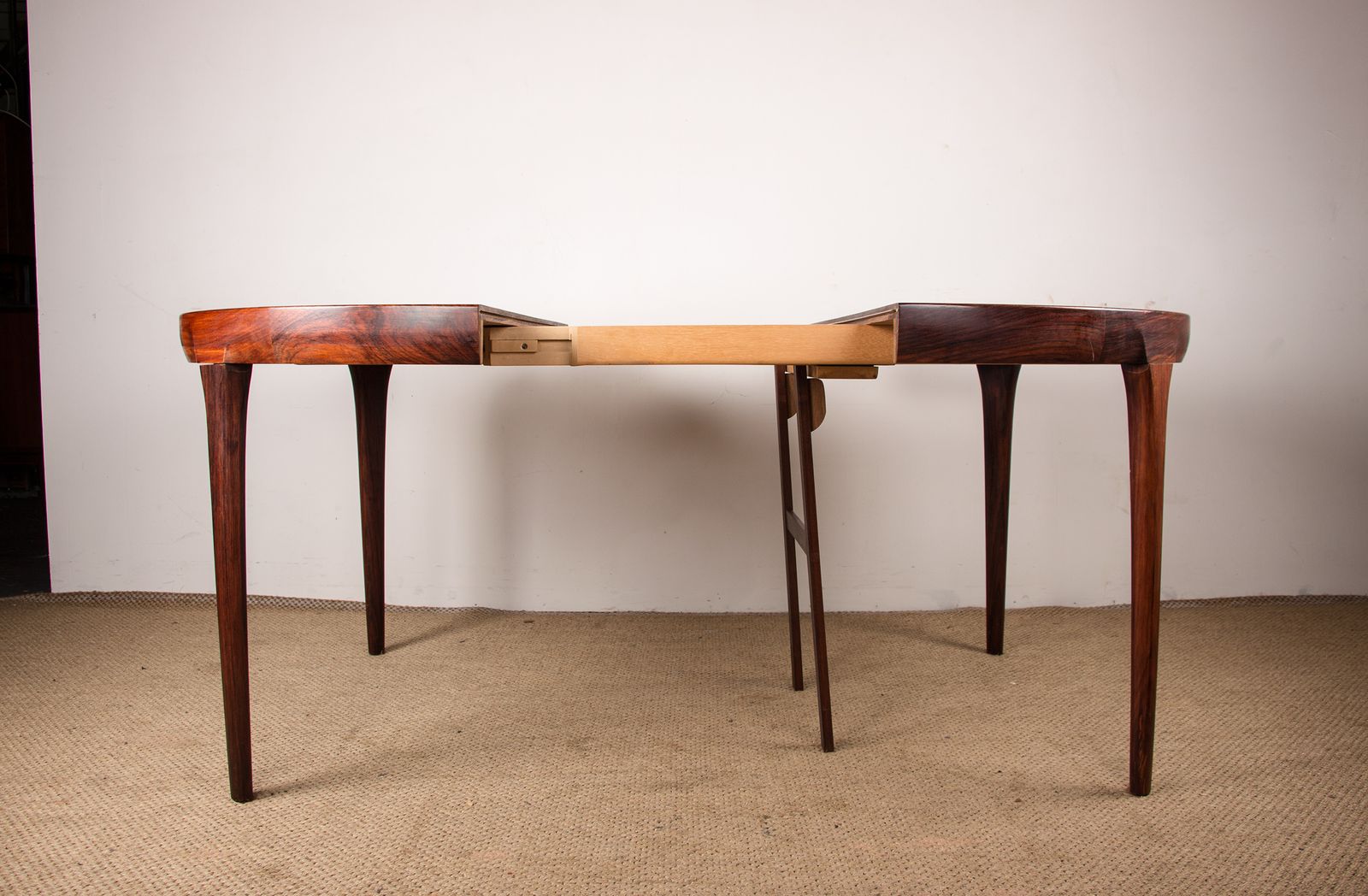 Table à manger danoise extensible en palissandre, par Ib Kofod Larsen pour Faarup Mobelfabrik. photo buy