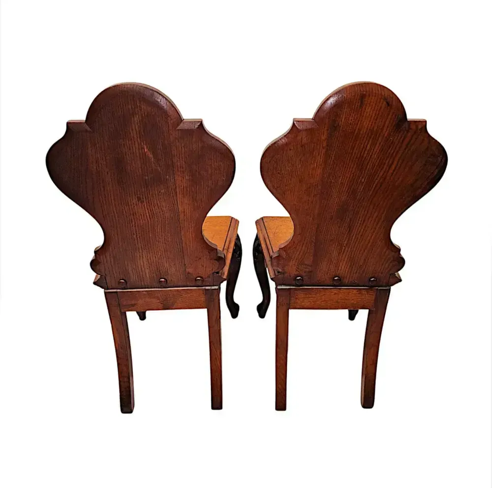 Zeer zeldzaam paar 19e eeuwse zwaar gesneden eiken Engelse Country House hallstoelen photo vinterior