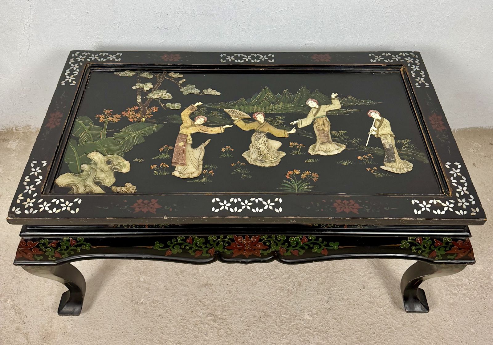 Chinese Zwartgelakte Salontafel Met Handgeschilderde Decoratie photo for sale