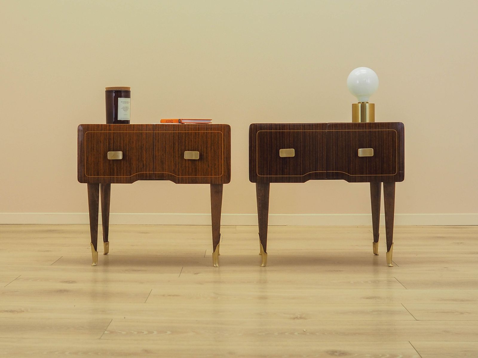 Paire de tables de chevet italiennes en placage de mahogany, Italian Modern, années 1970 photo furniture