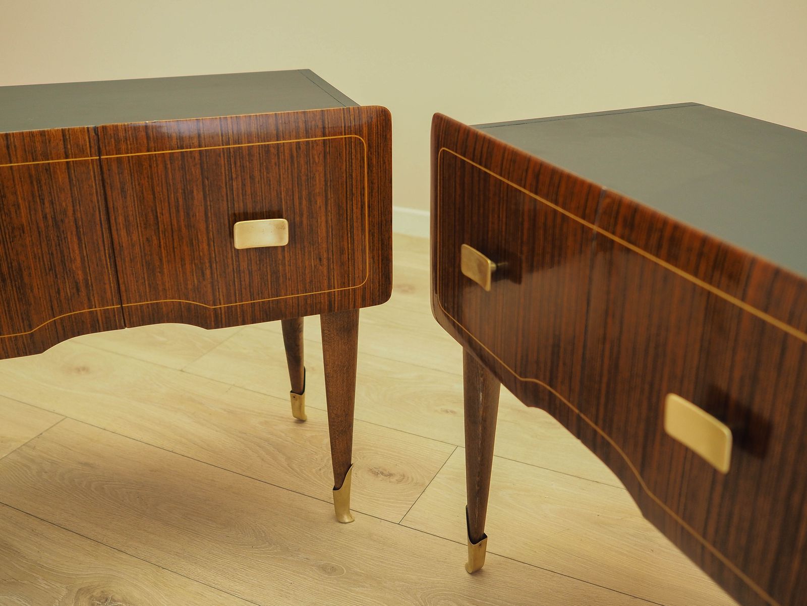 Mobilier Paire de tables de chevet italiennes en placage de mahogany, Italian Modern, années 1970 photo