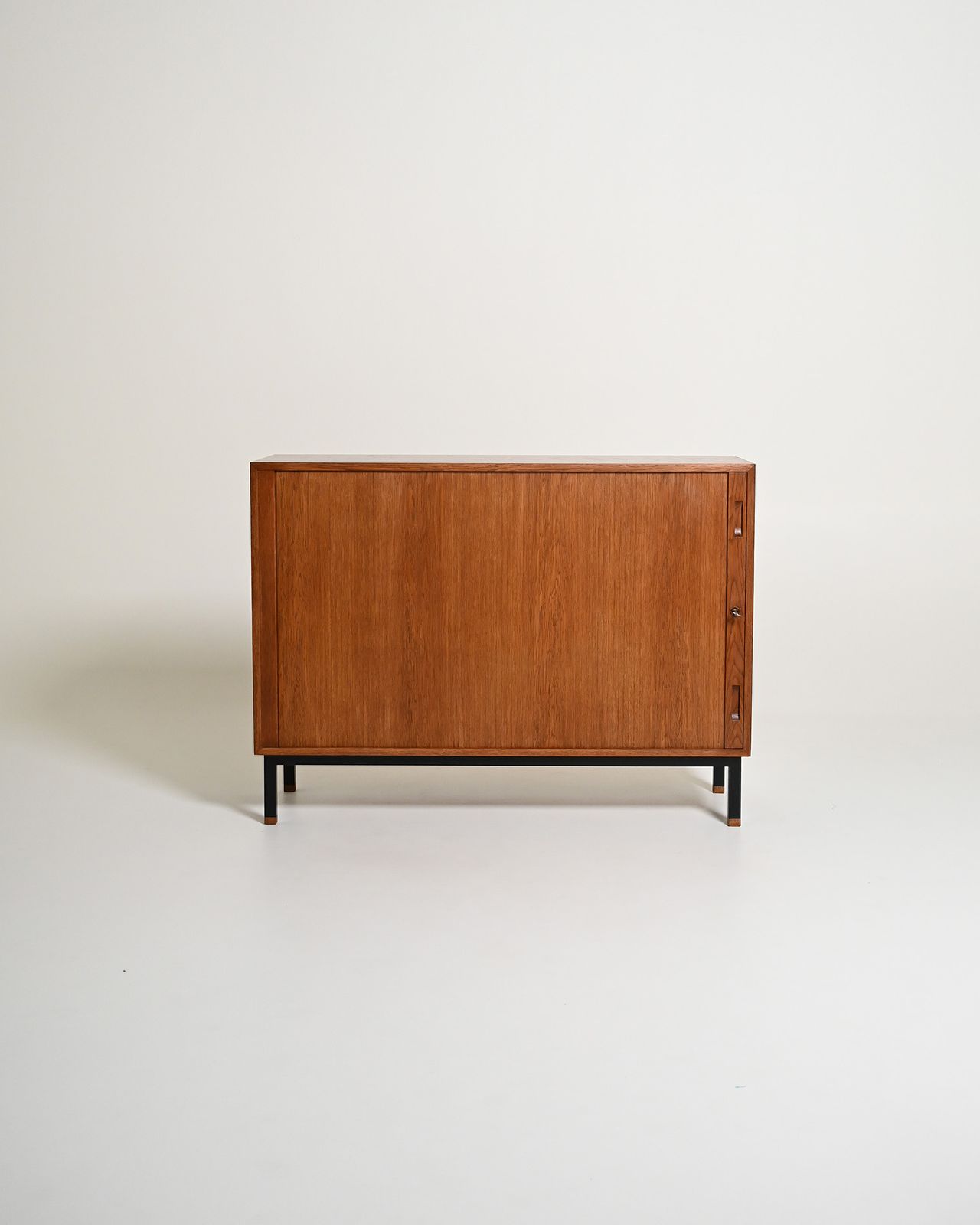 Scandinavische eikenhouten tambourkast, jaren 1960
