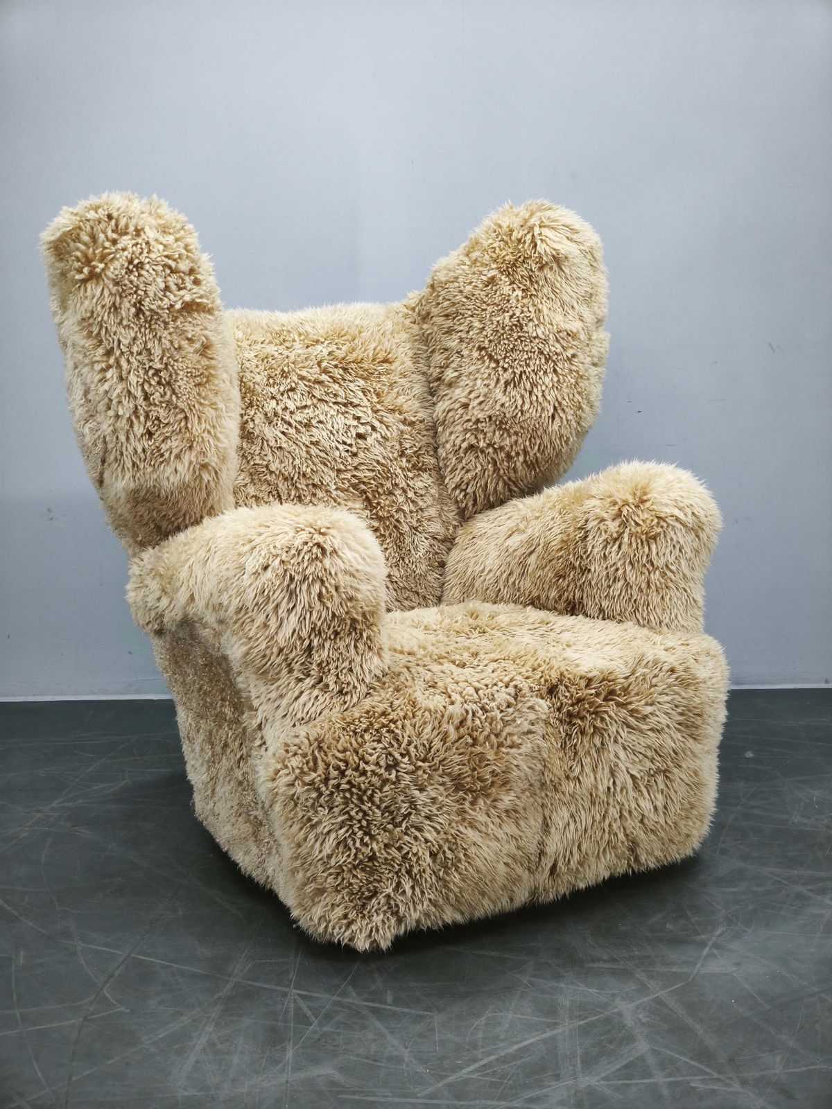 Art Deco fauteuil met vleugelleuning ca. jaren 1930, opnieuw bekleed in Skandilock schapenvacht in de kleur Honey photo vinterior