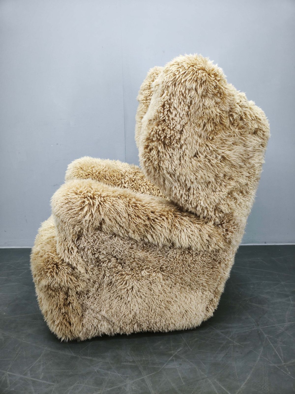 Art Deco fauteuil met vleugelleuning ca. jaren 1930, opnieuw bekleed in Skandilock schapenvacht in de kleur Honey photo buy
