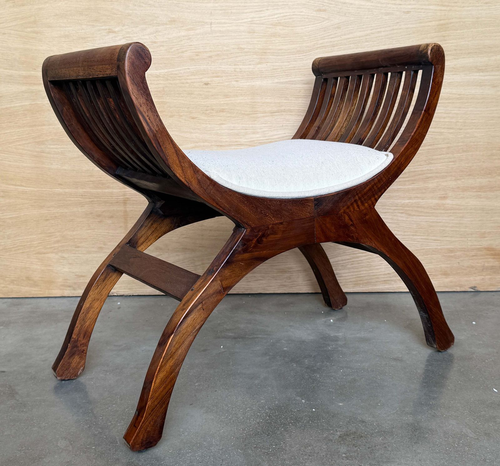 Tabourets curules d'époque espagnols en noyer massif, paire, retapissés, début du XXe siècle photo furniture